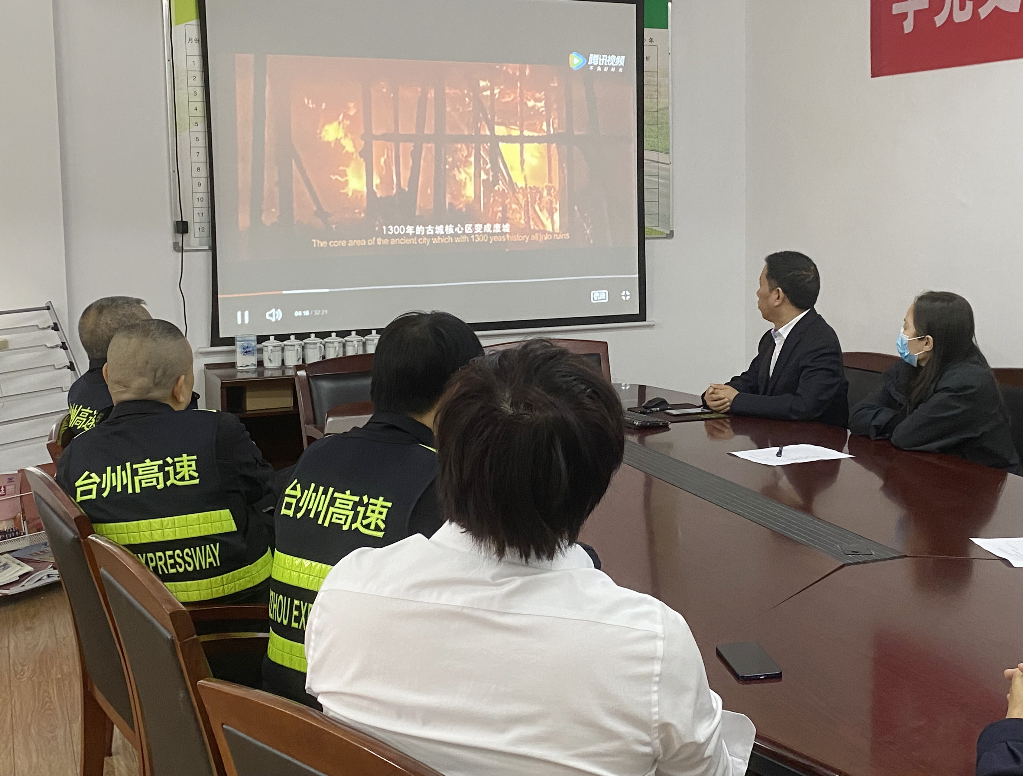 1669019892746272.jpg 觀看消防視頻林玲攝.jpg