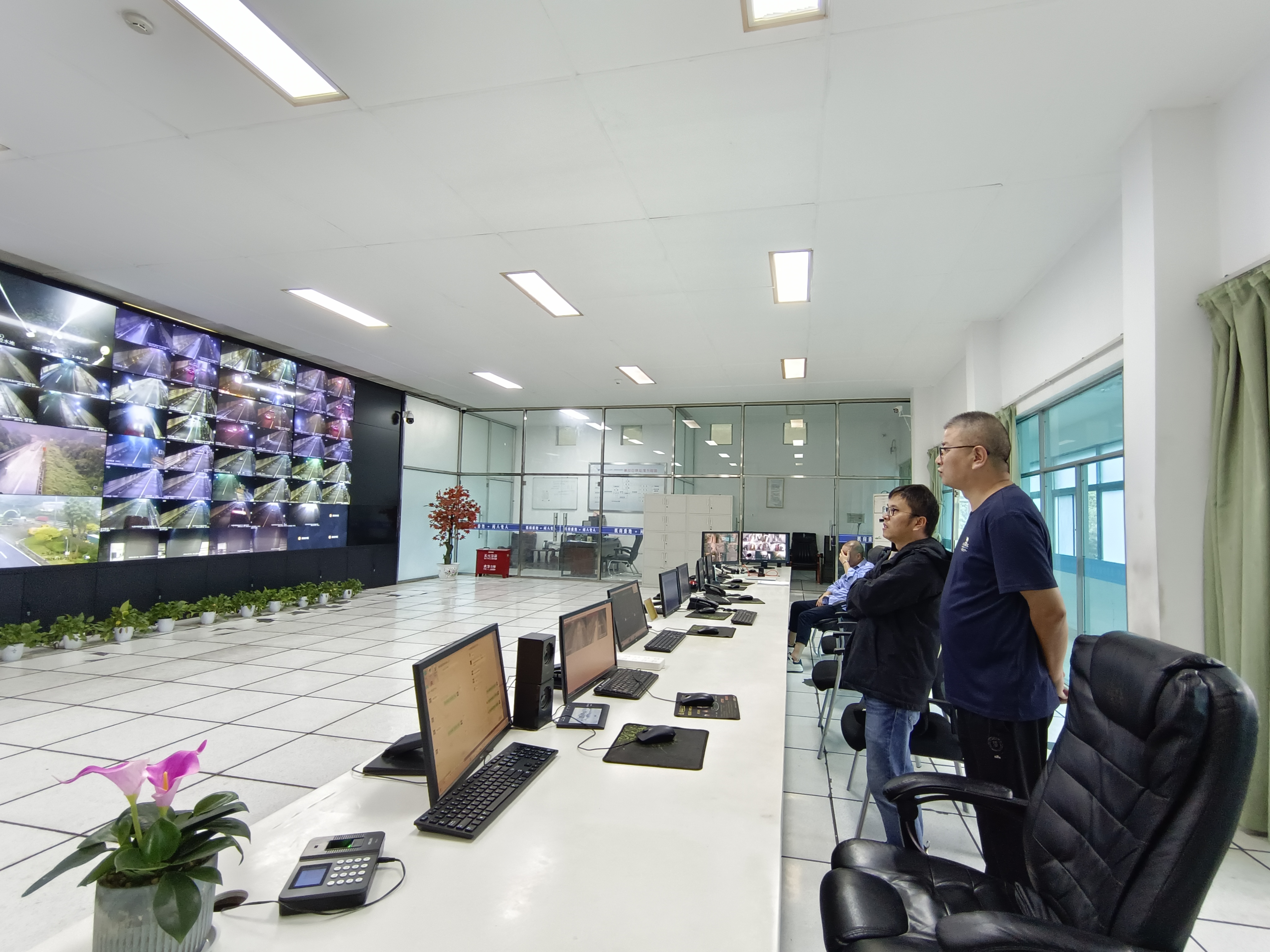 1730448514788221.jpeg 2024.10.31檢查人員在中控現(xiàn)場 陳智慧攝.jpeg