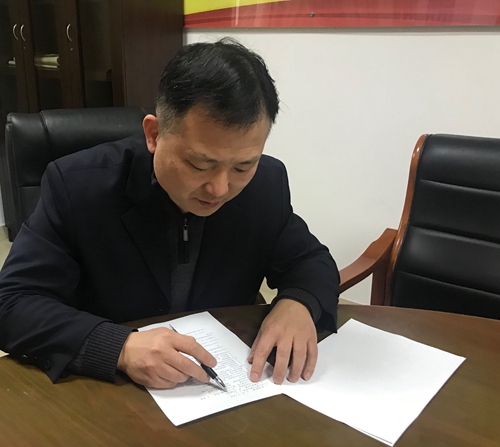 圖為考試現(xiàn)場認(rèn)真答題 陳瑩攝_副本.jpg